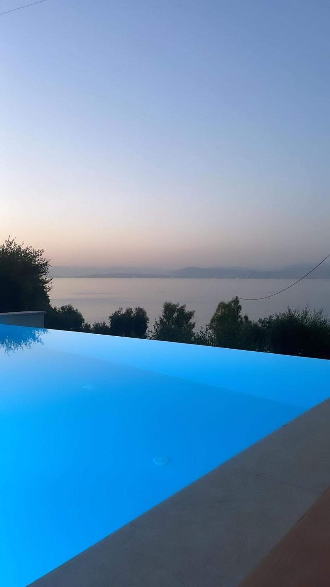 Veroniki Penthouse Deluxe Apartment Agios Ioannis Peristeron  Bagian luar foto